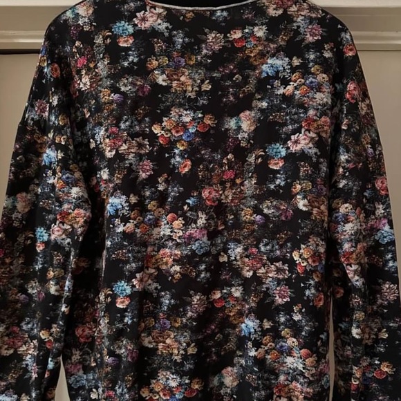 Cotton Blend Knit Long Sleeve Top With Gorgeous Floral Print - Picture 6 of 9
